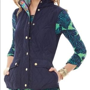 Lilly Pulitzer lightweIght getaway vest in navy!
